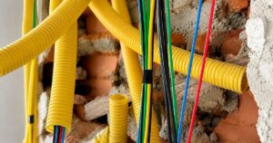 Eletroduto flexível corrugado amarelo em instalação elétrica embutida na parede
